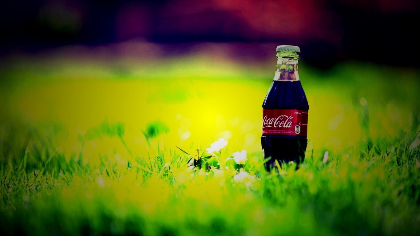 Кока-Кола на траве обои