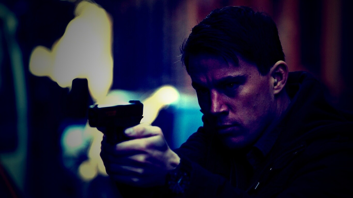 Ченнинг Татум с пистолетом обои