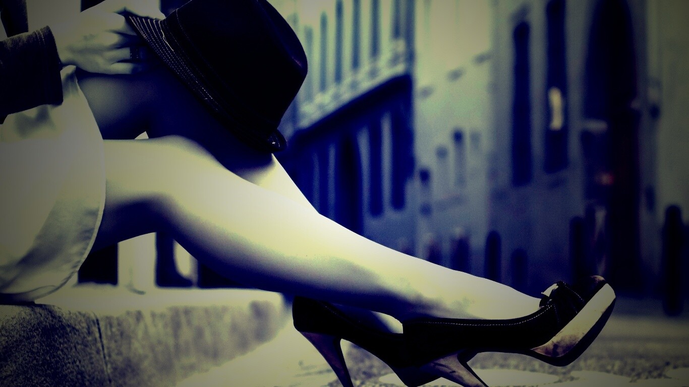 Сидящая на тротуаре обои