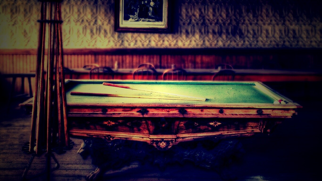 Старинный бильярдный стол обои
