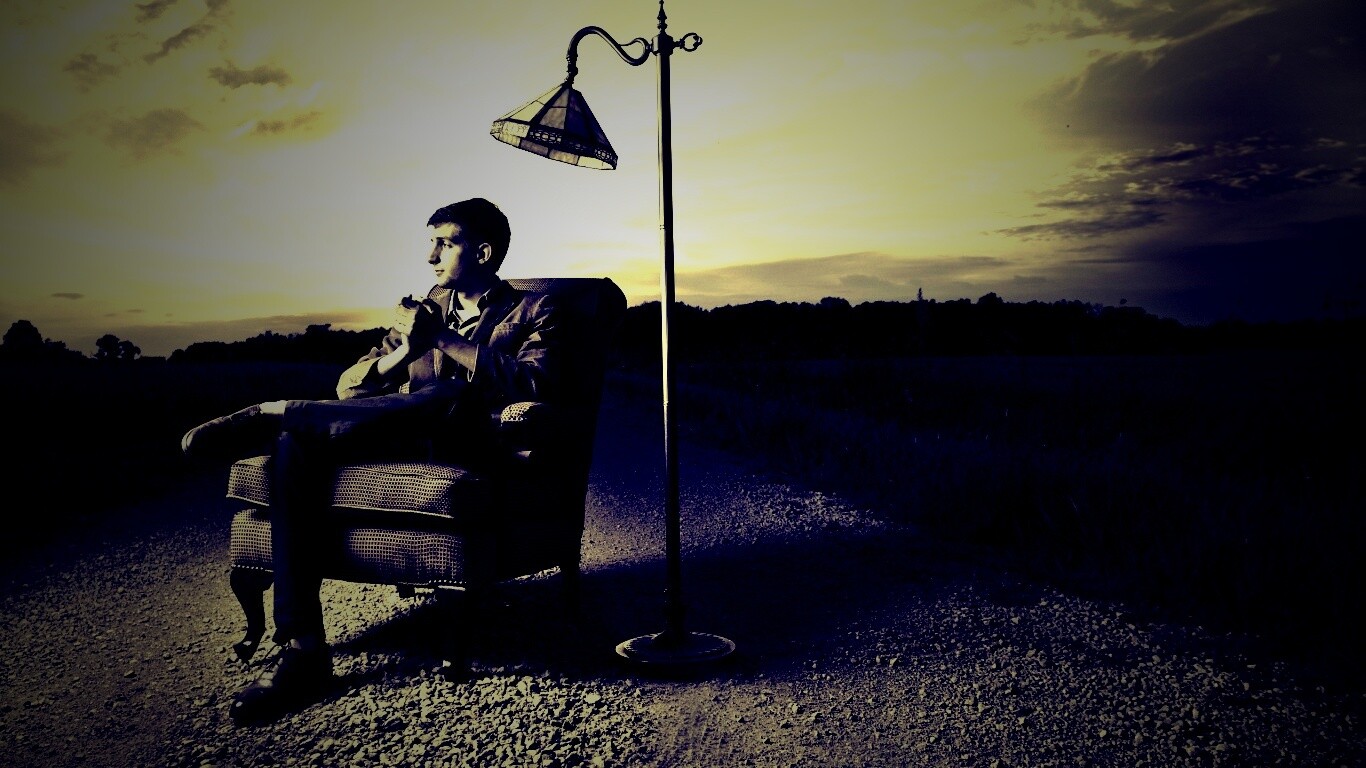 Мужчина в кресле обои