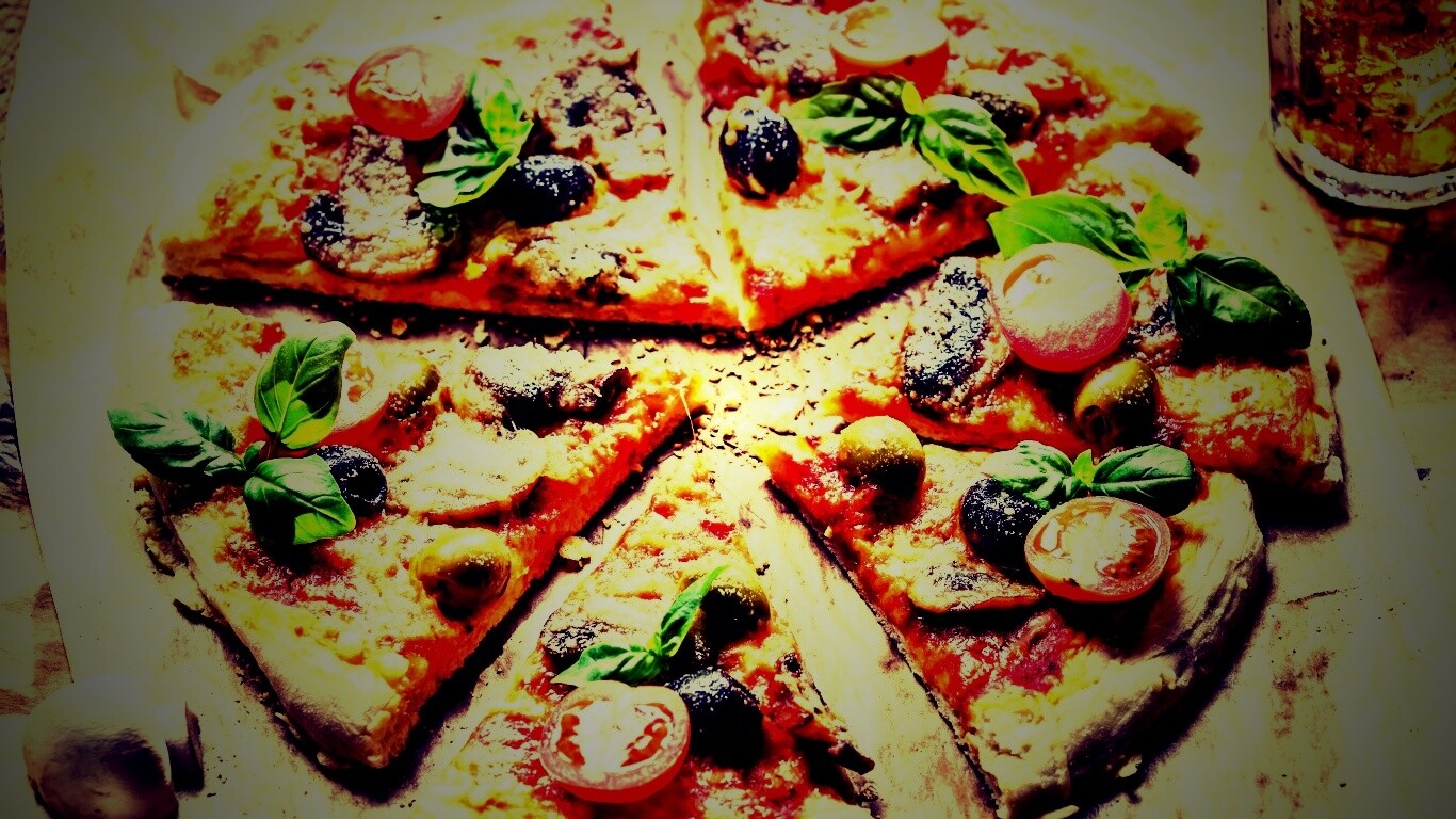 Сочная пицца с томатами и пармезаном обои