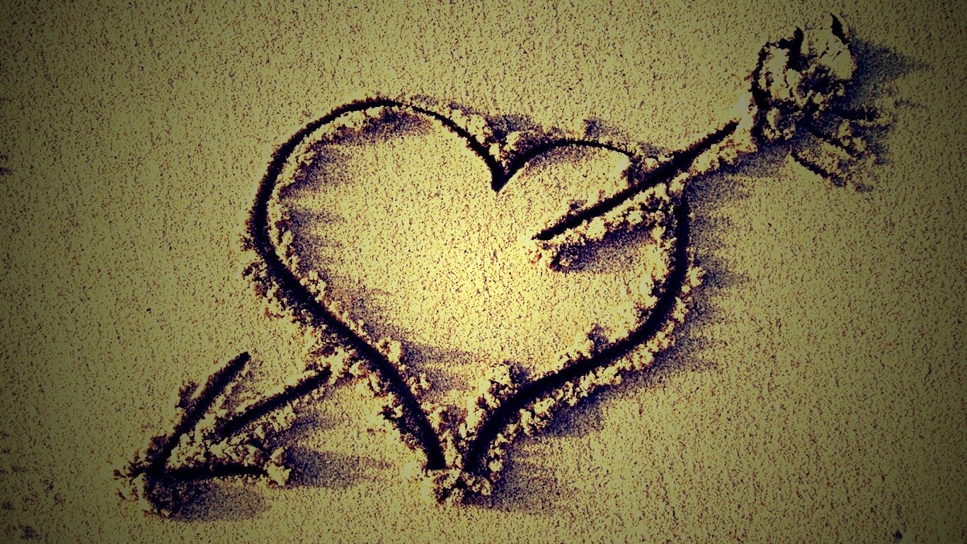 Сердце на песке обои