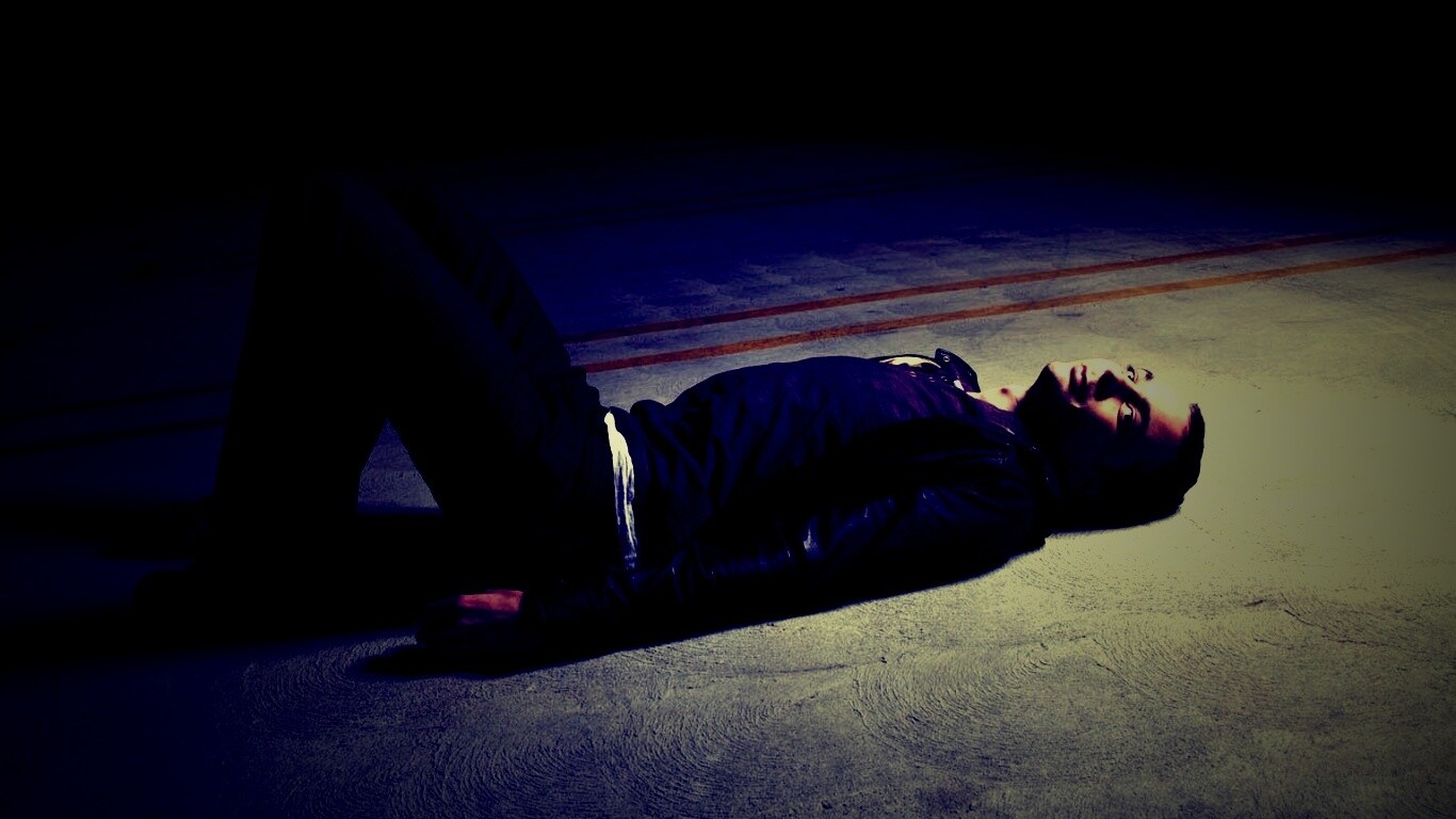 Джим Парсонс на полу обои