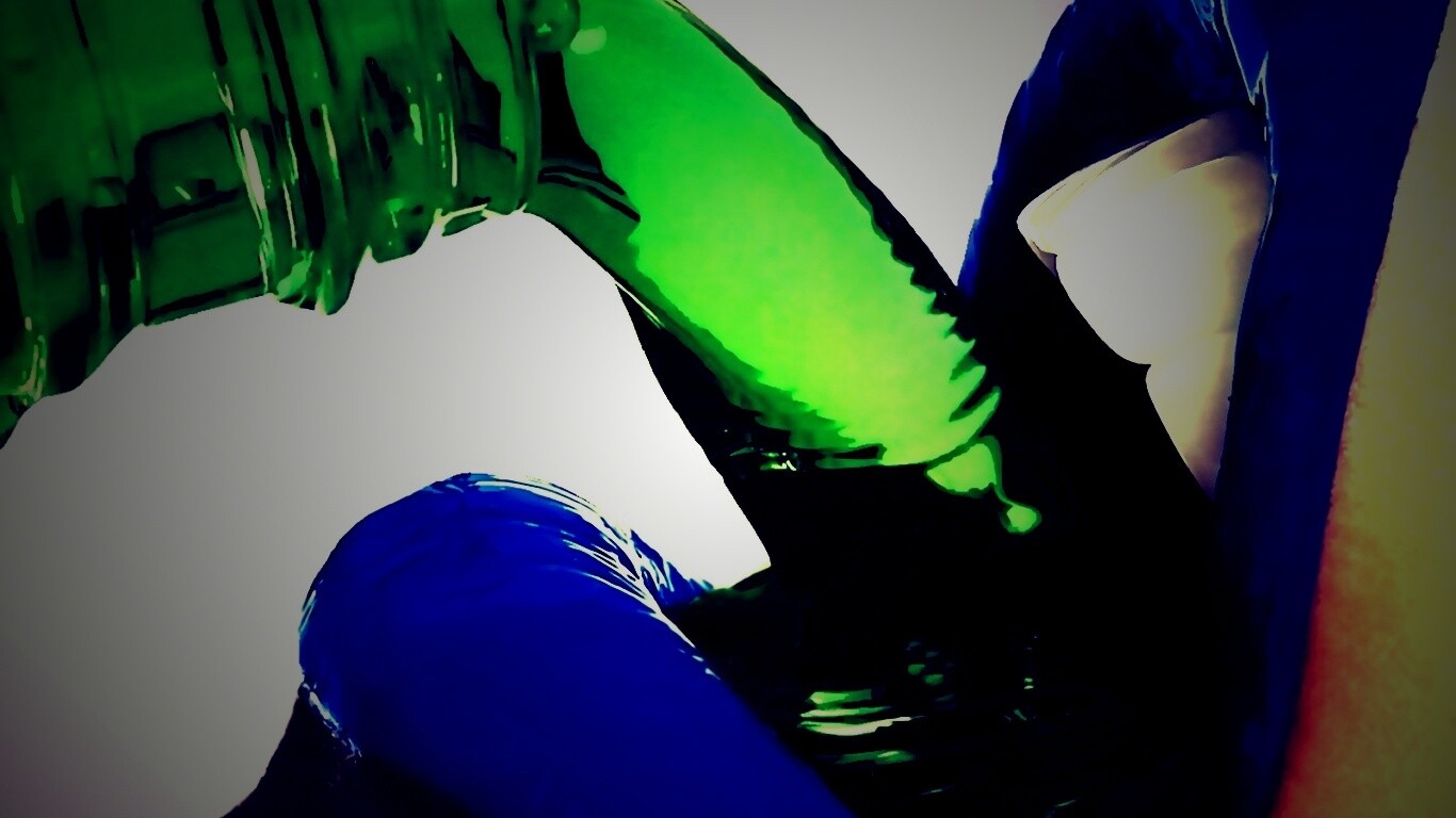 Пьющая девушка обои