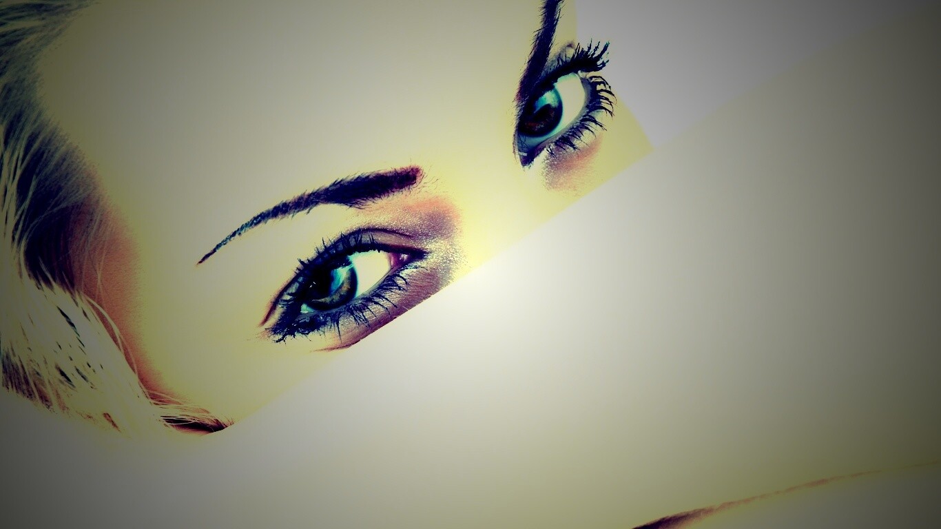 Девушка прикрыла лицо рукой обои