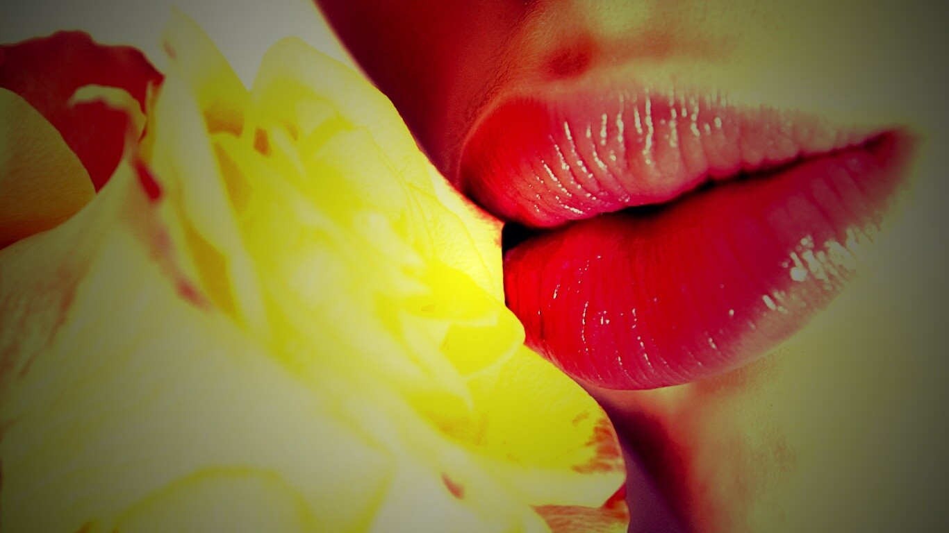 Губы девушки и роза обои