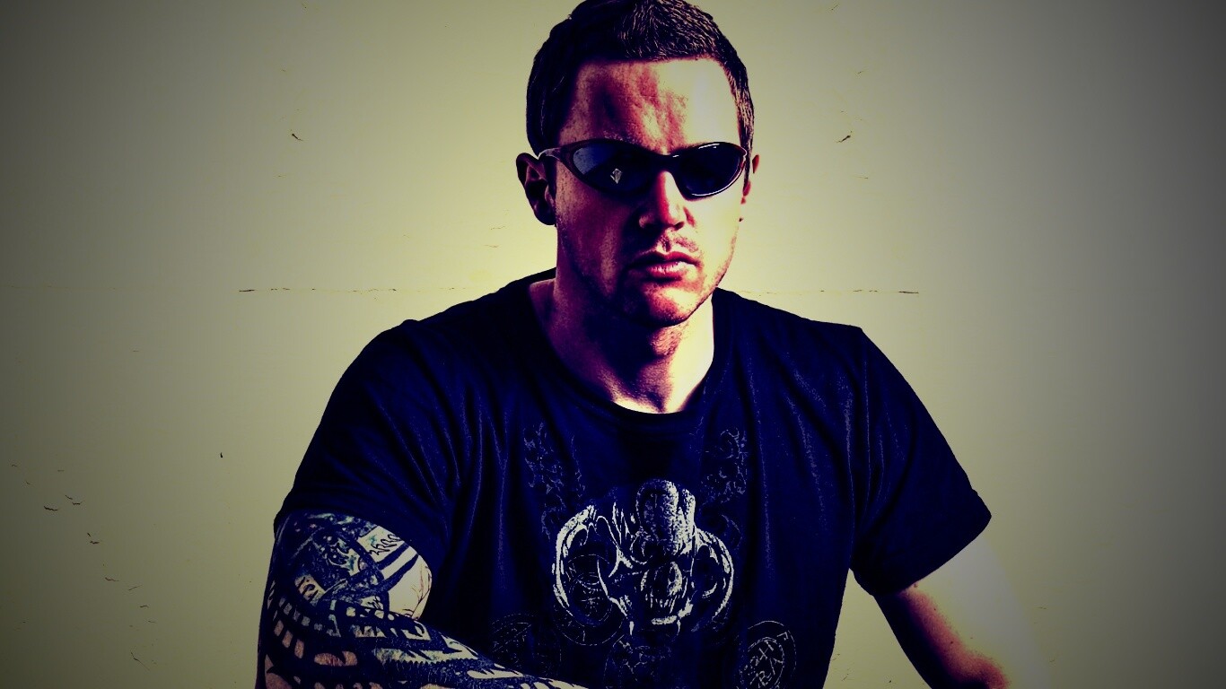 Парень с татуировкой обои