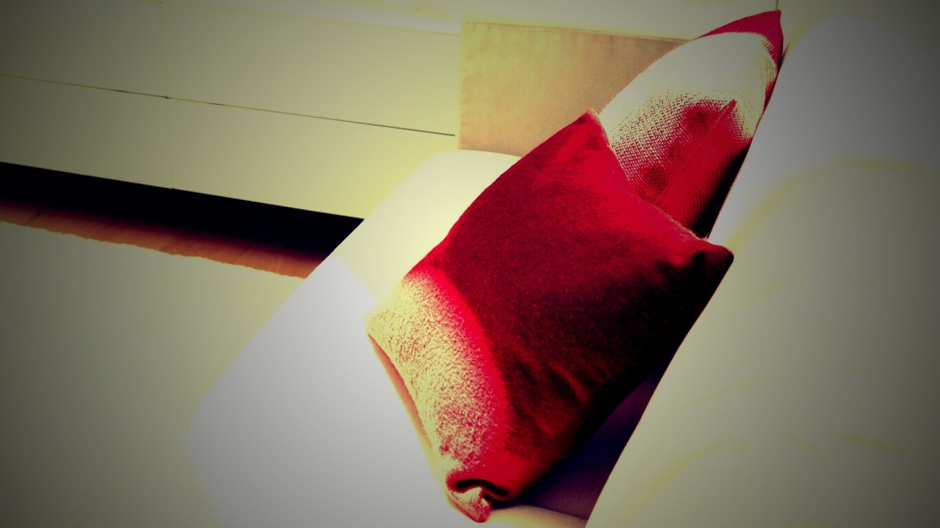 Подушки на диване обои