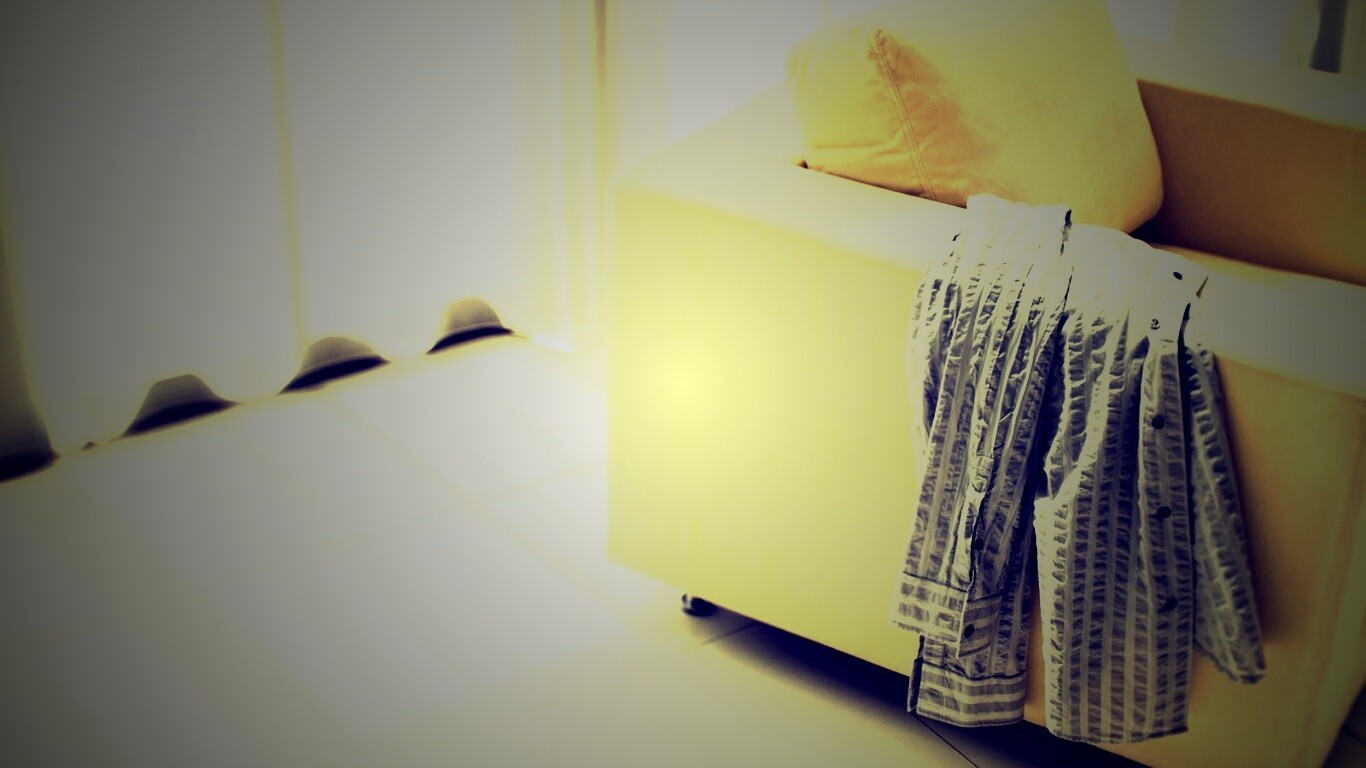 Рубашка на кресле обои