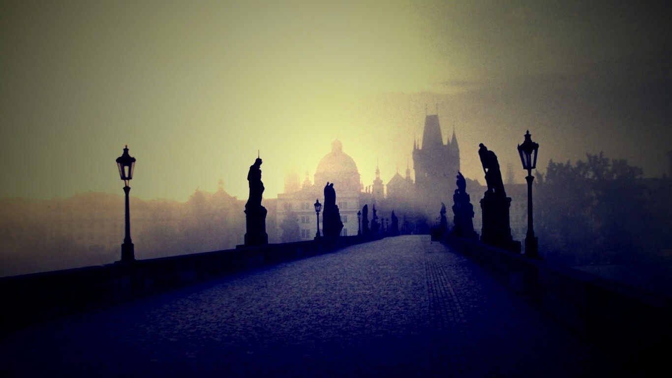 Мост с скульптурами обои