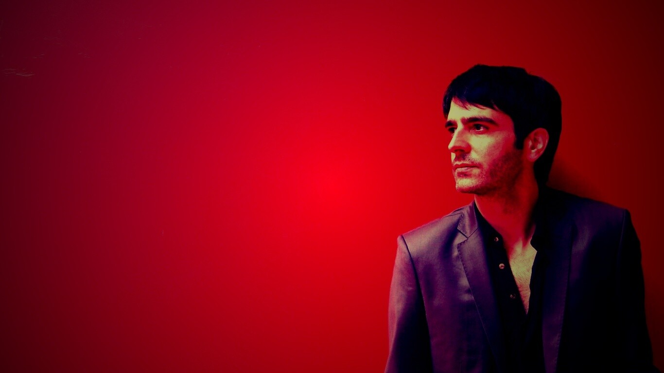 На красном фоне обои