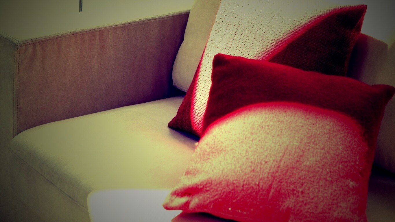 Красные подушки обои