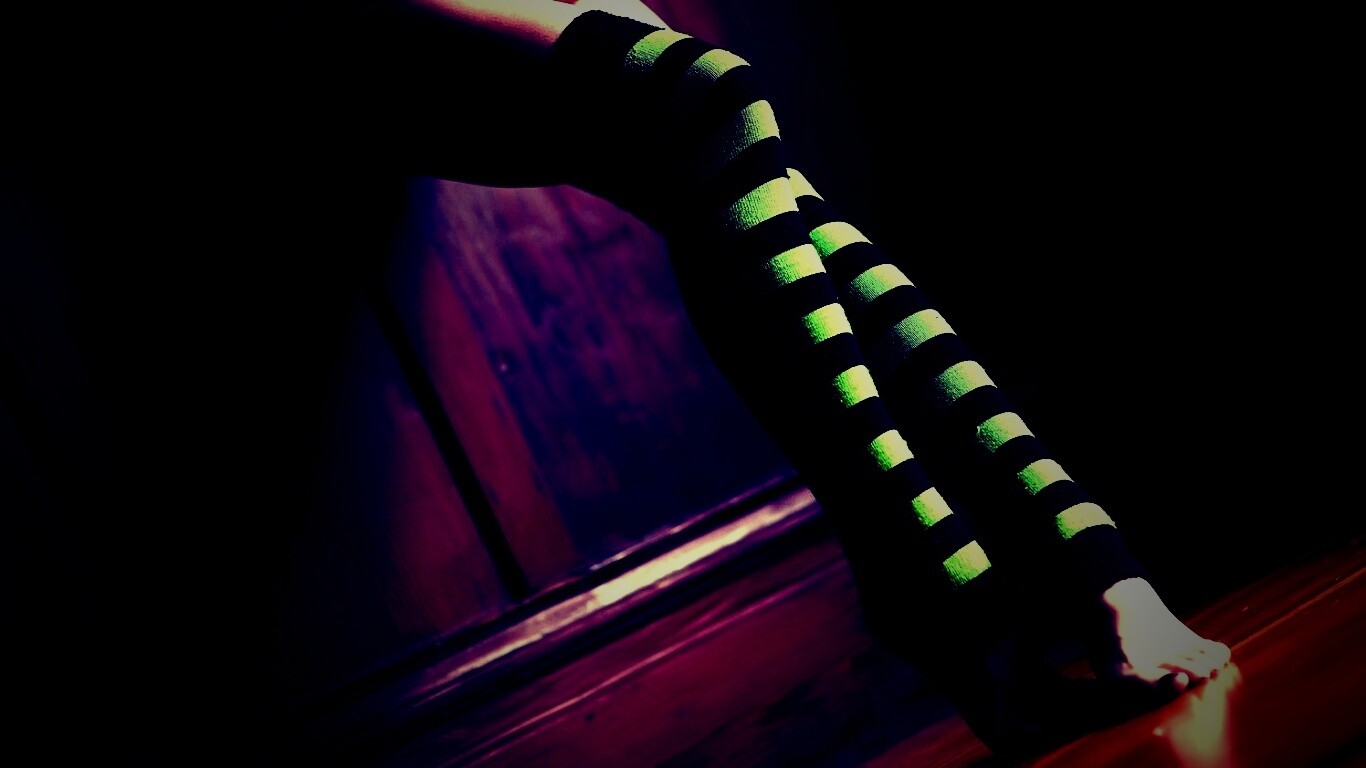 Ножки в полосатых чулках обои