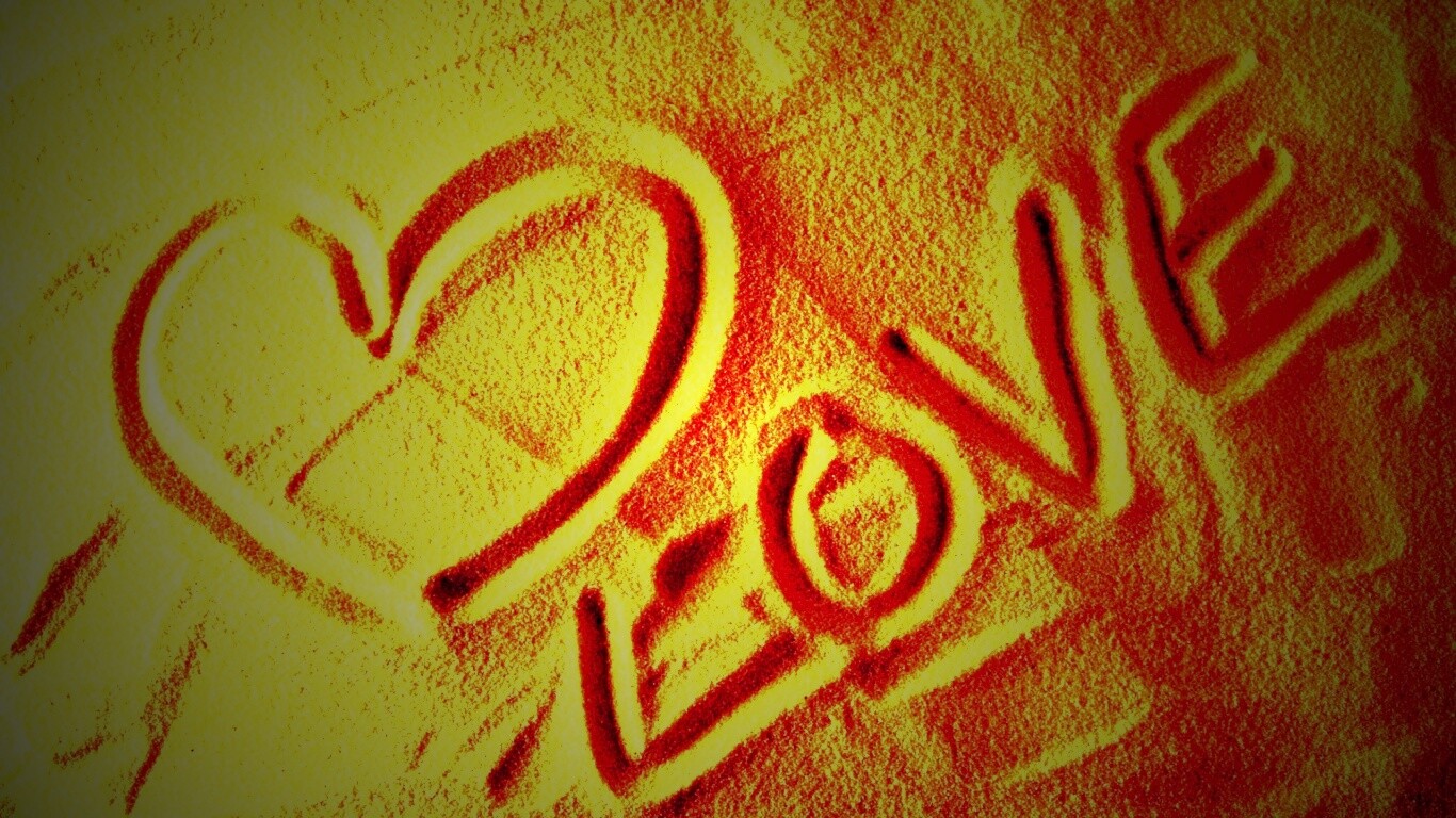 Любовь на песке обои