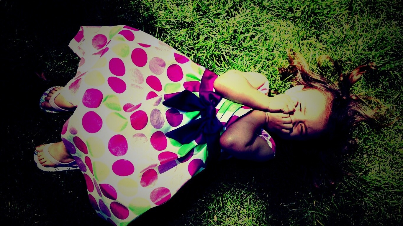 Девочка на траве обои