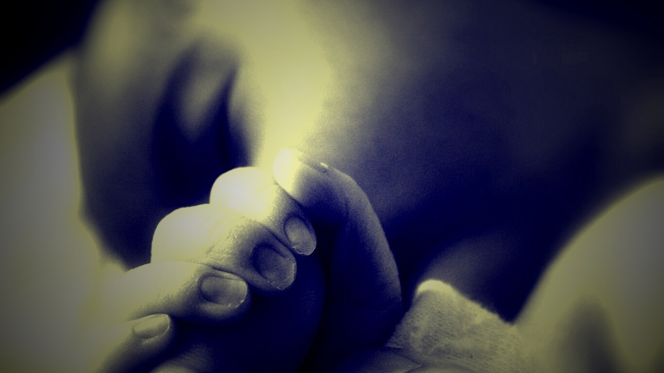 Младенец держит палец обои