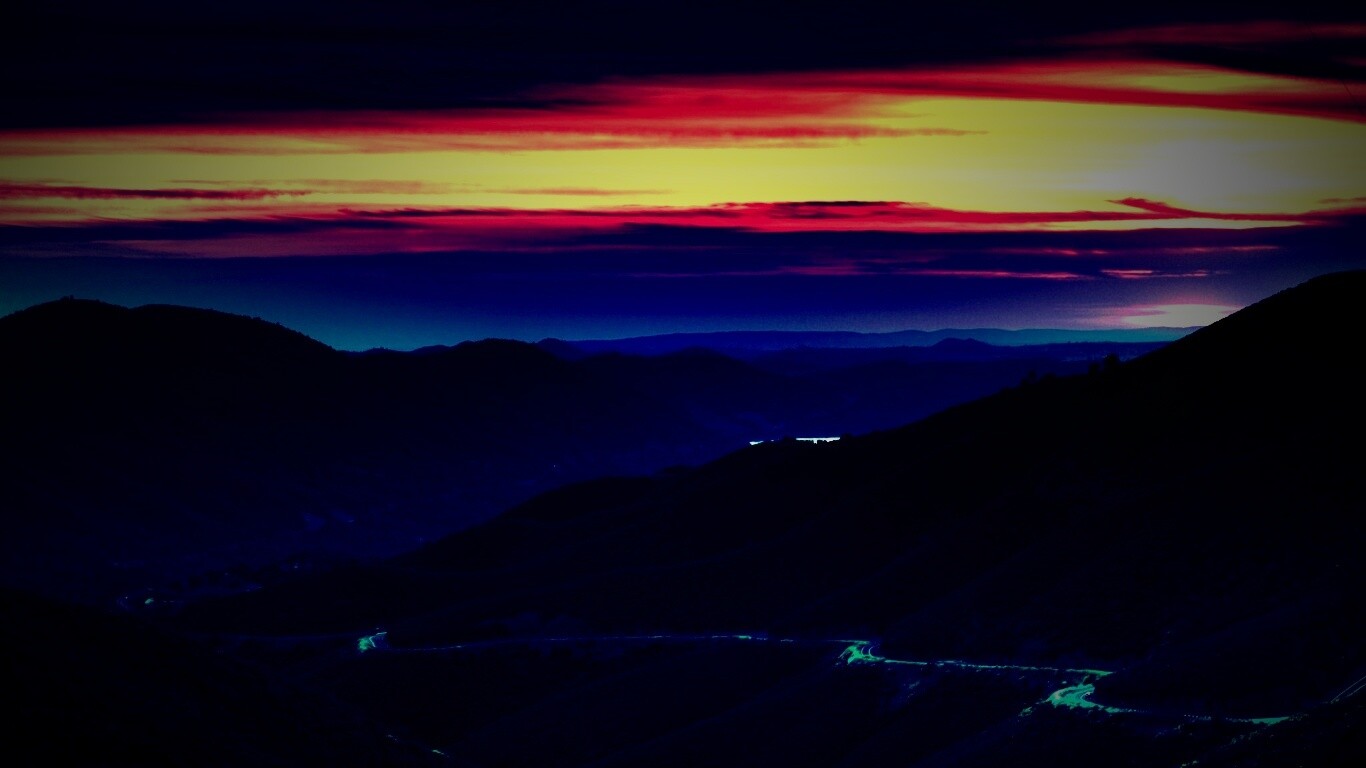 Закат на склонах гор обои