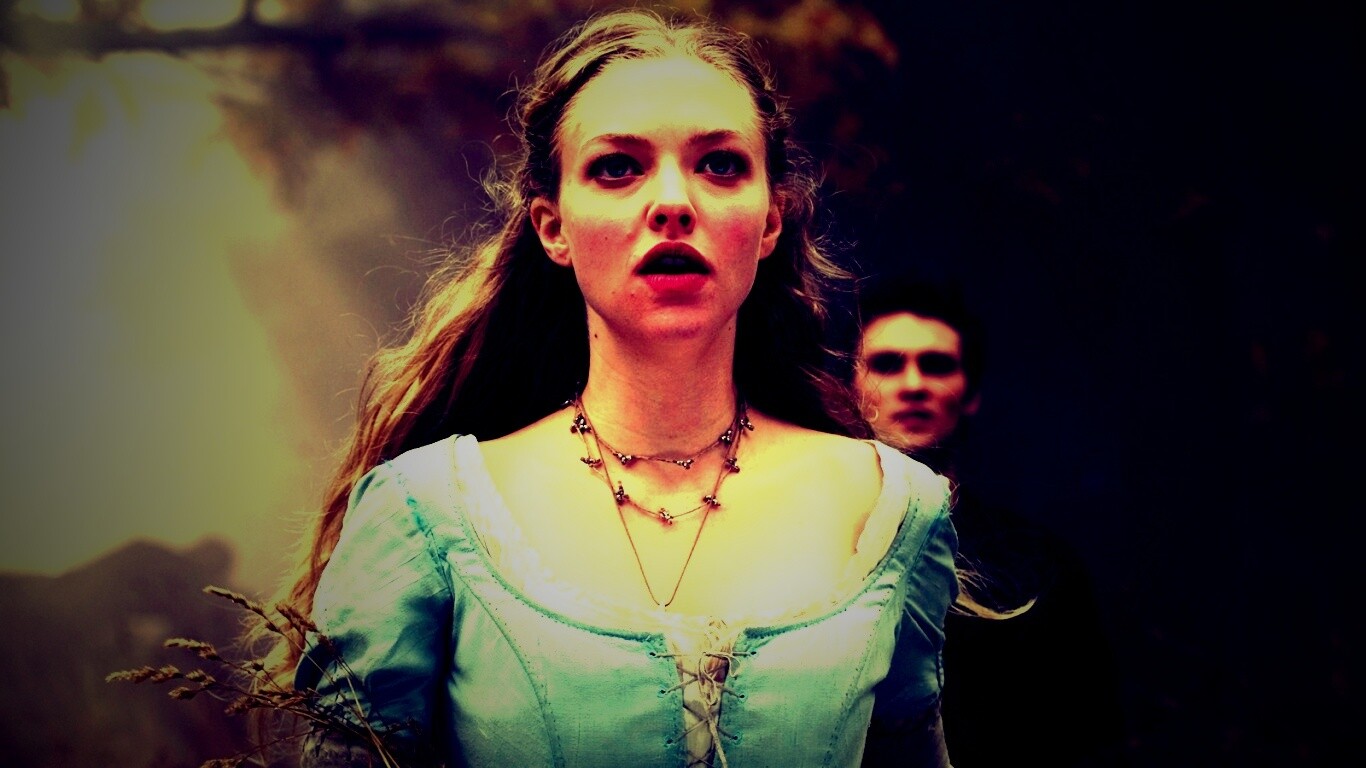 Аманда Сейфрид в Красной Шапочке обои