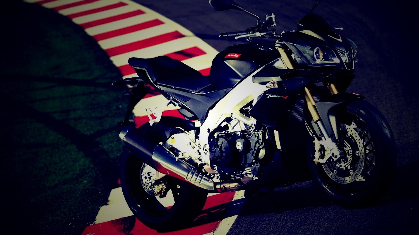 Спортивный мотоцикл Априлия на треке  обои