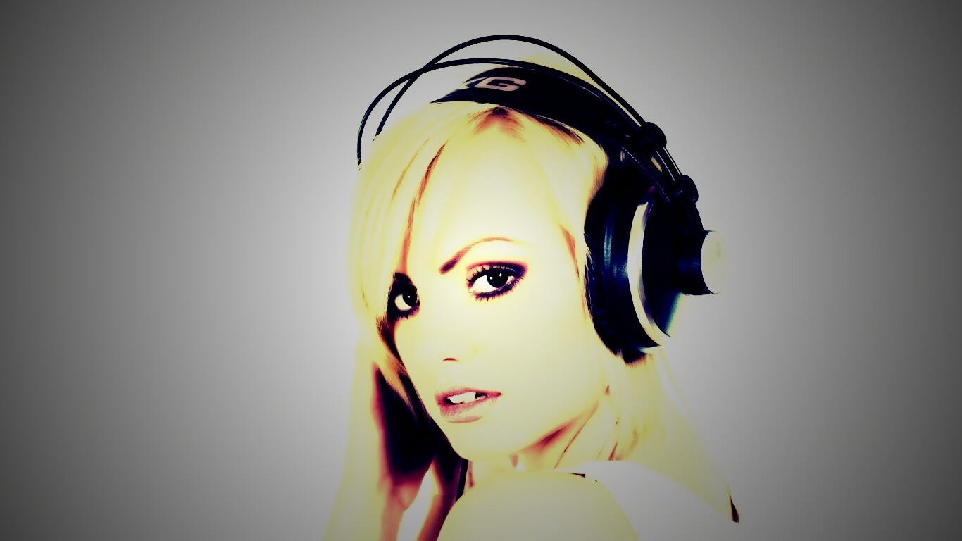 Девушка в наушниках обои