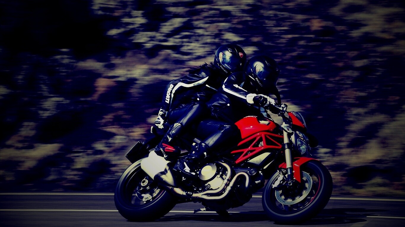 Байкер с девушкой на мотоцикле обои