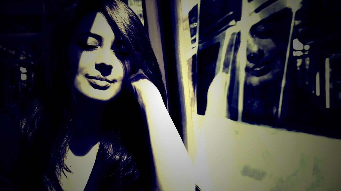 Девушка с закрытыми глазами в электричке обои