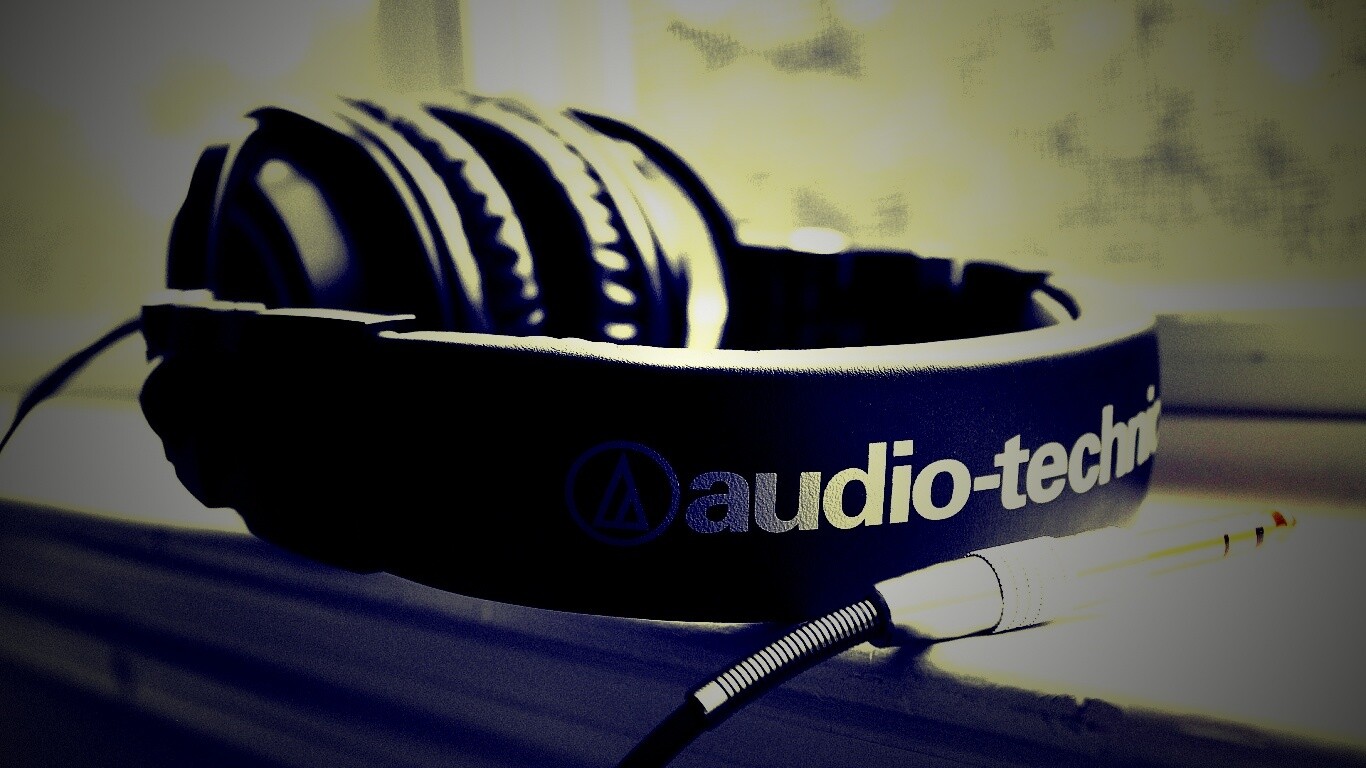 Наушники на подоконнике обои