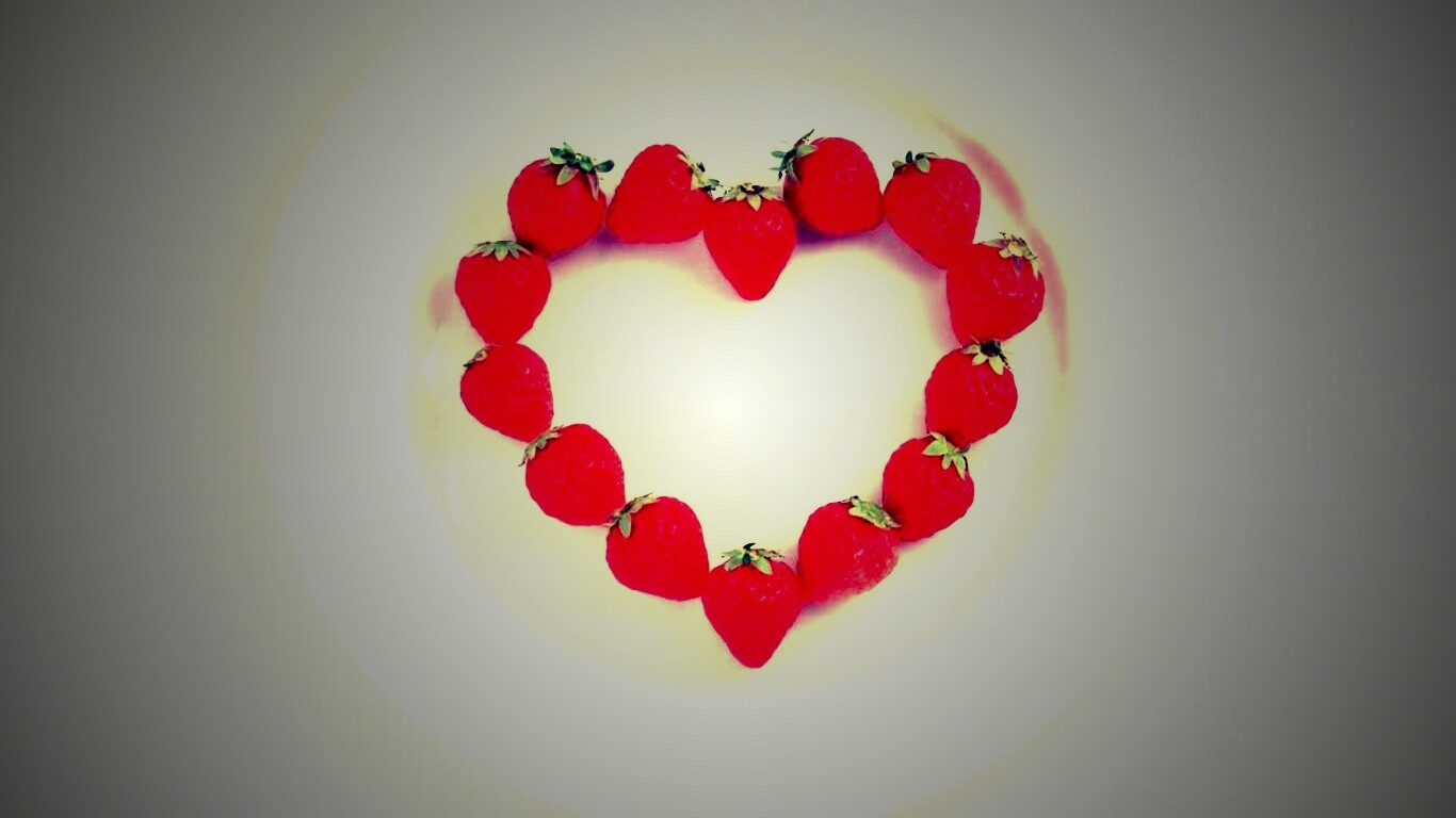 Тарелка с сердечком из клубники обои