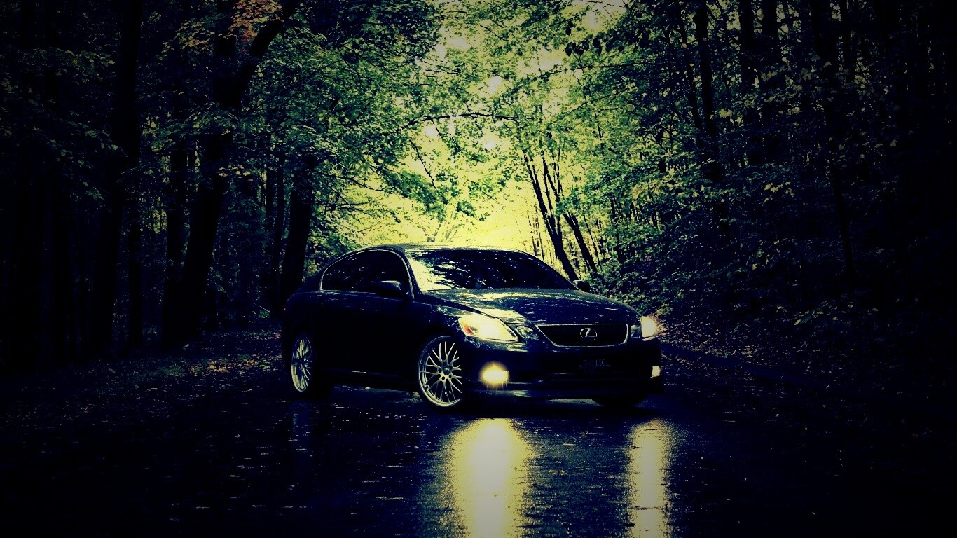 Лексус на лесной дороге обои