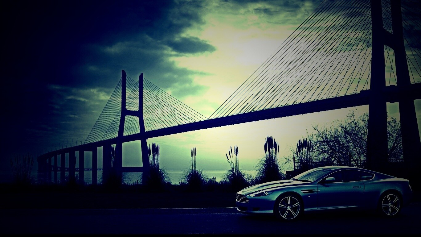 Aston Martin на фоне моста обои
