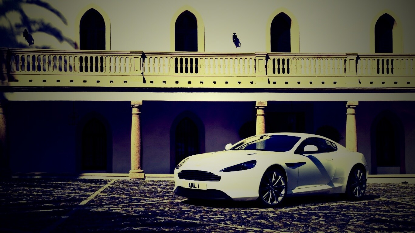 Астон Мартин в дворике дома обои
