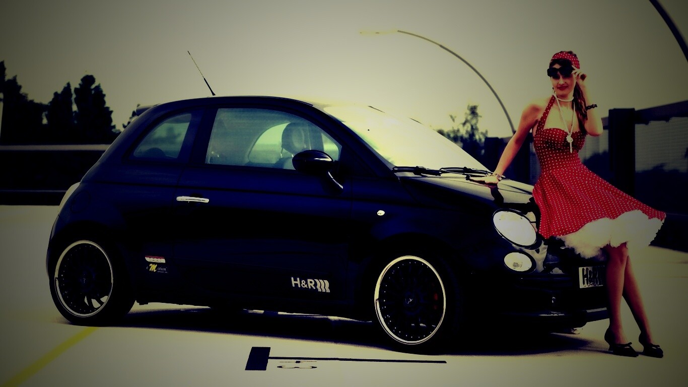 Черный фиат и девушка обои