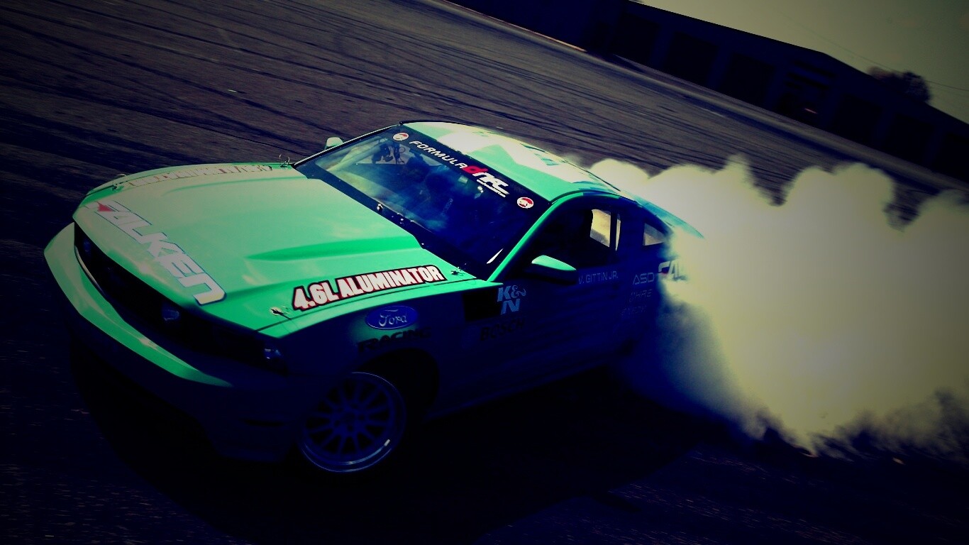 Мустанг дрифтует обои