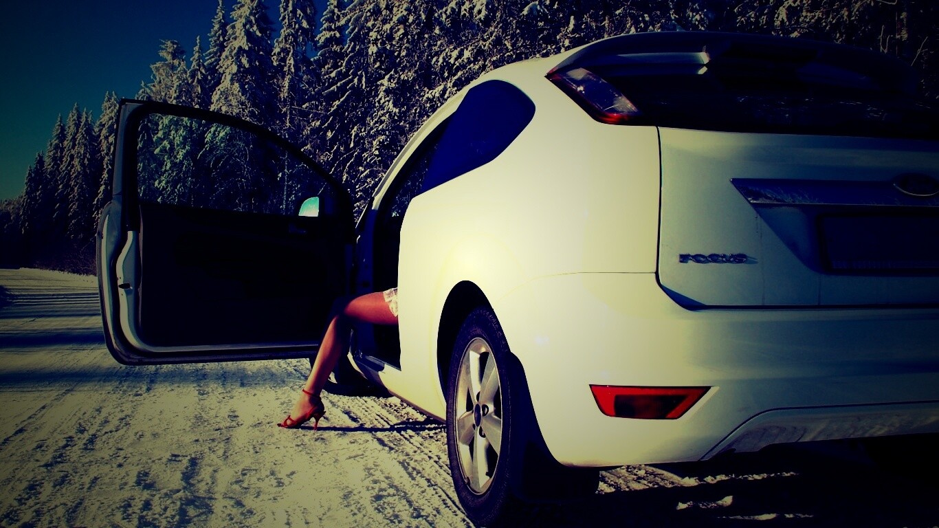 Девушка выходит из Ford Focus обои