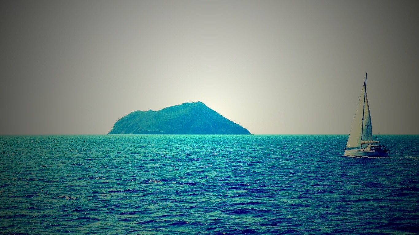 Яхта в море обои
