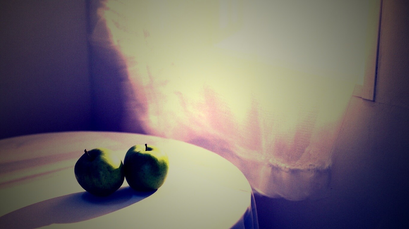 Яблоки на столе перед окном обои