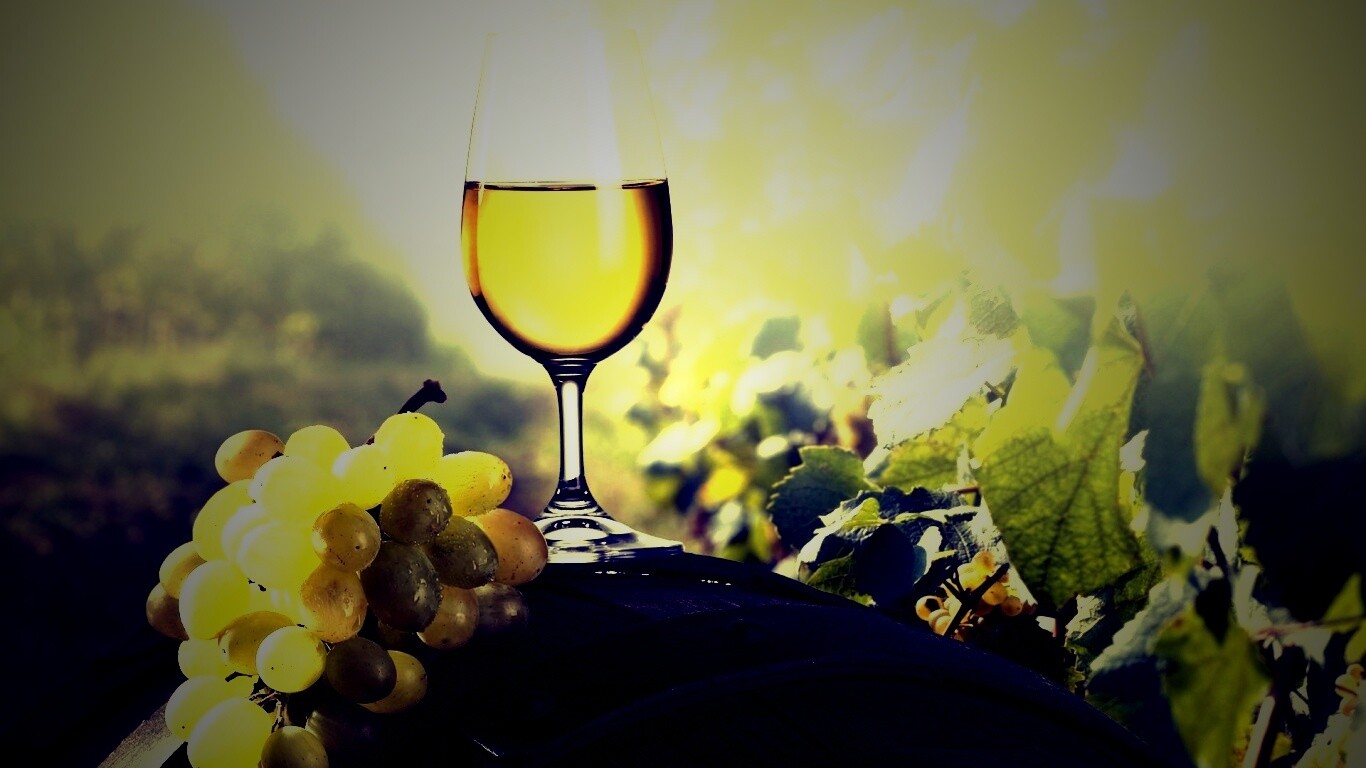 Винная бочка и бокал с белым вином обои