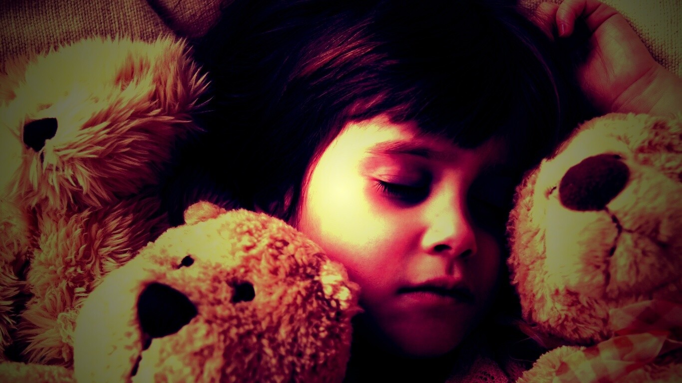 Девочка спит с мишками в обнимку обои