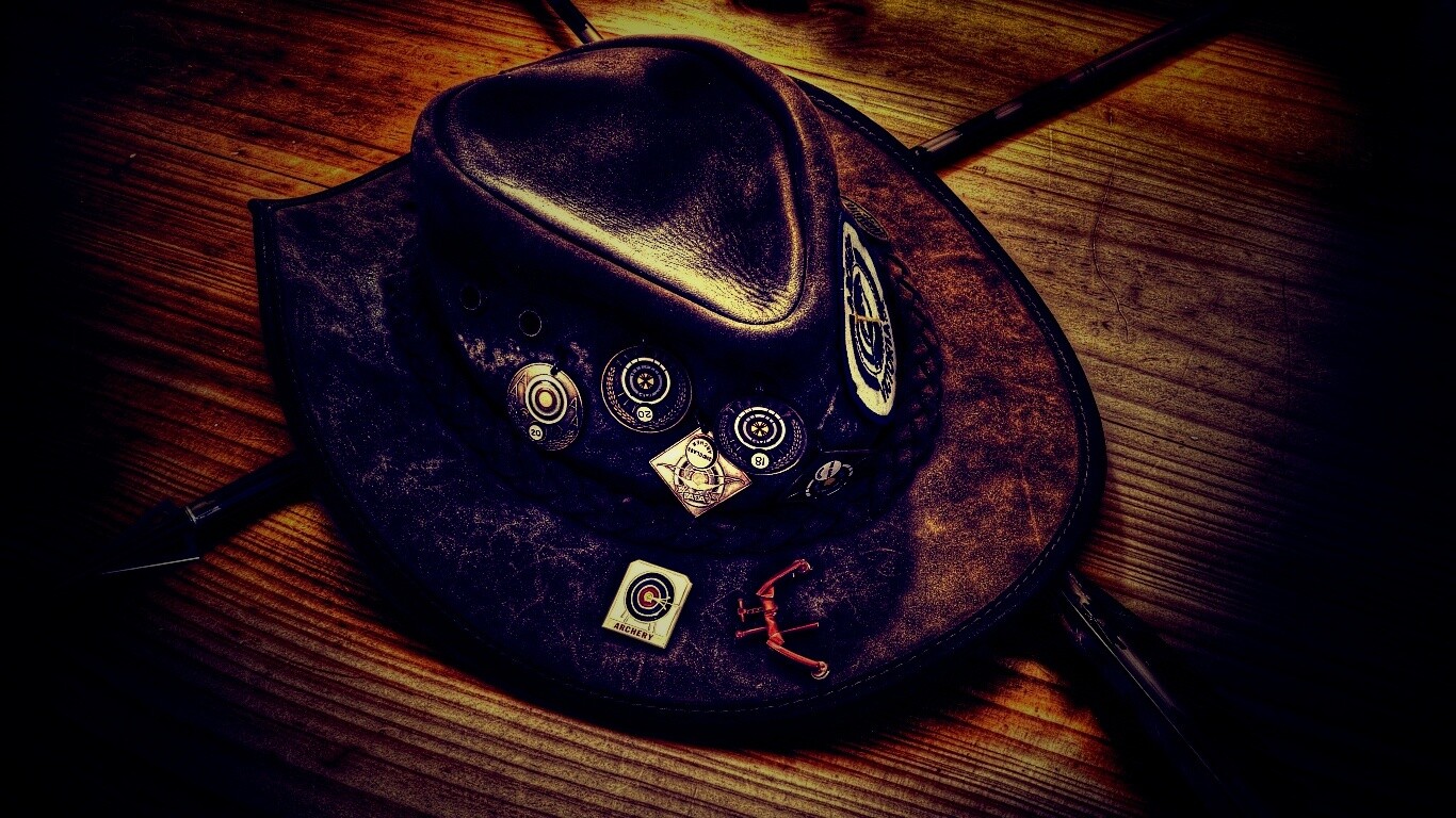 Шляпа и стрелы обои