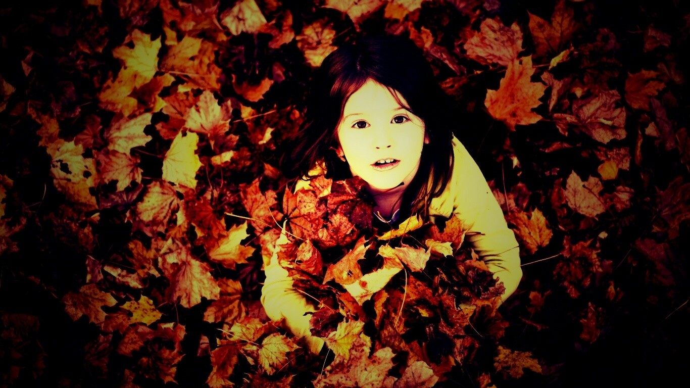 Девочка и осень обои
