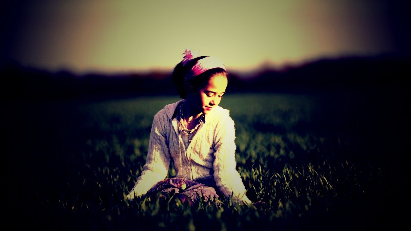 Девочка на траве обои