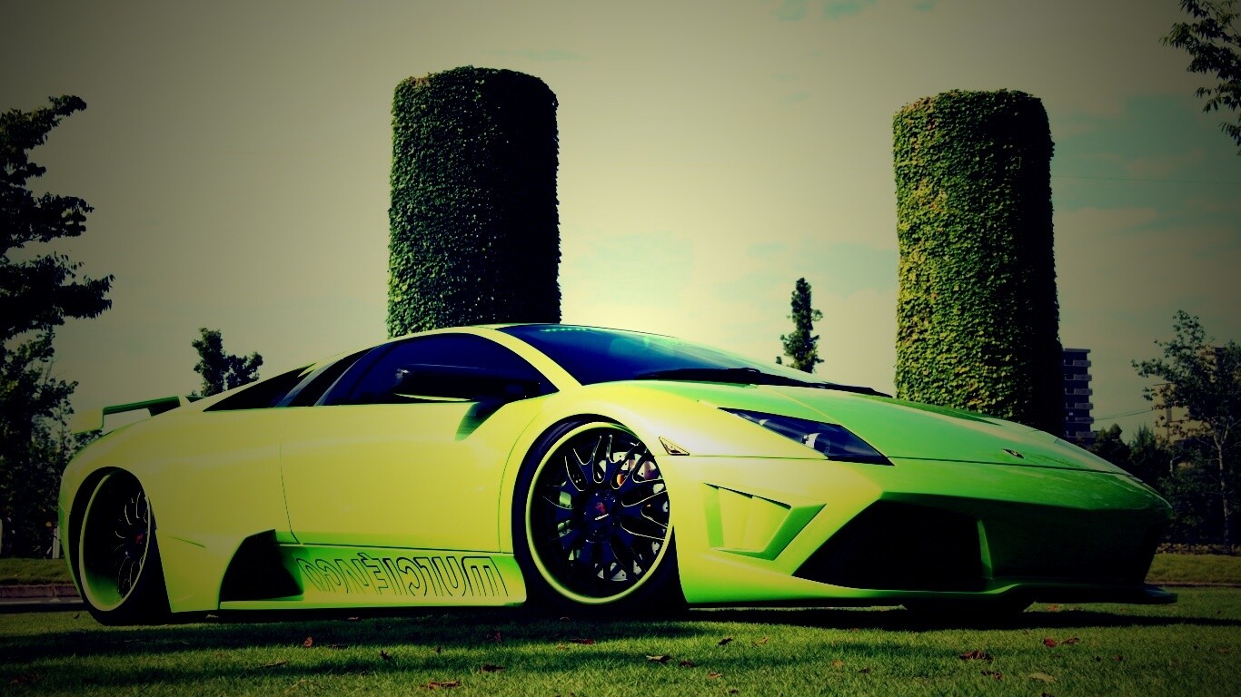 Зелёный Ламборджини на траве обои