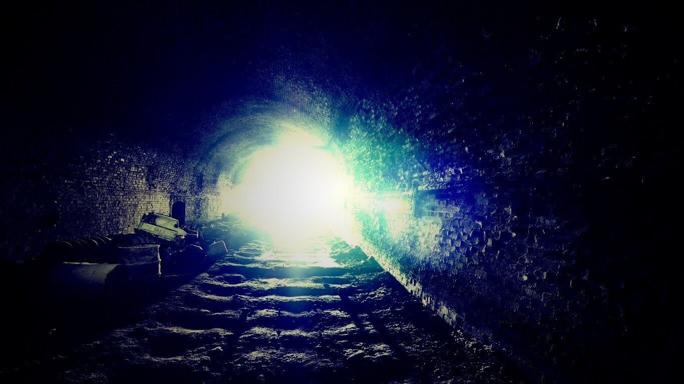 Захламленный тоннель обои