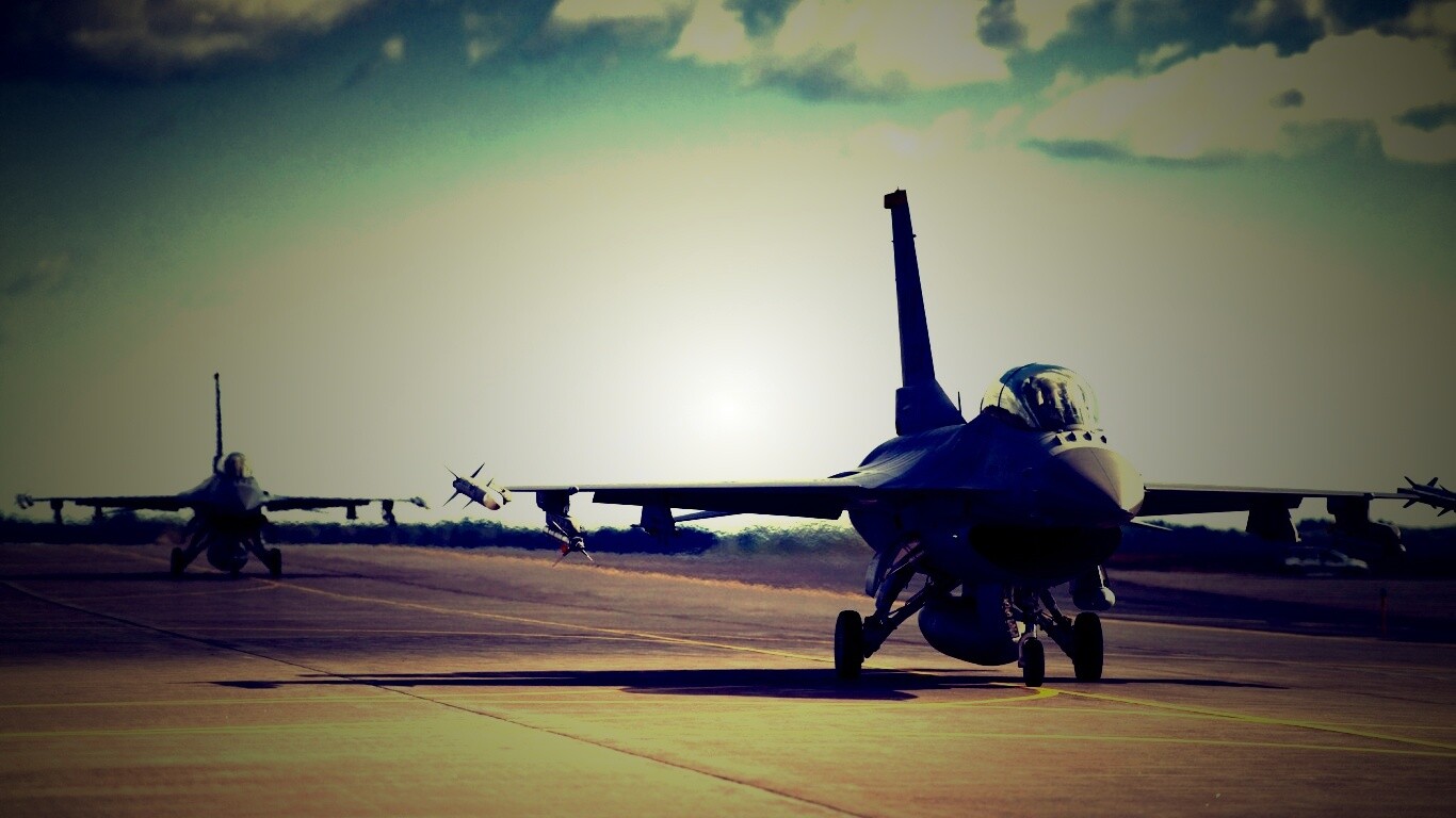 Истребители f16 Falcon на взлетной полосе обои