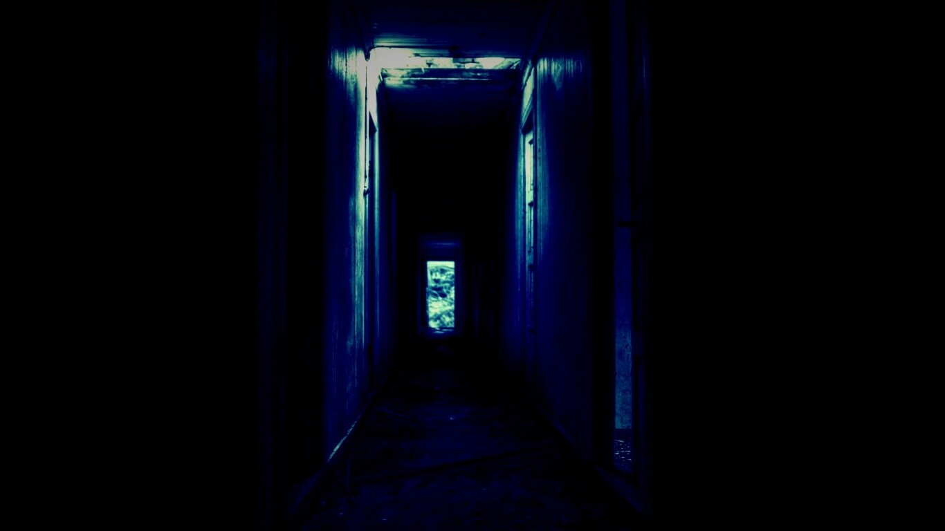 Страшный коридор обои