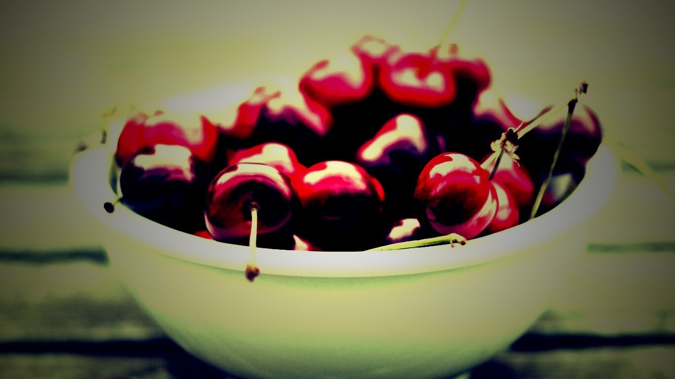 Миска спелой черешни обои
