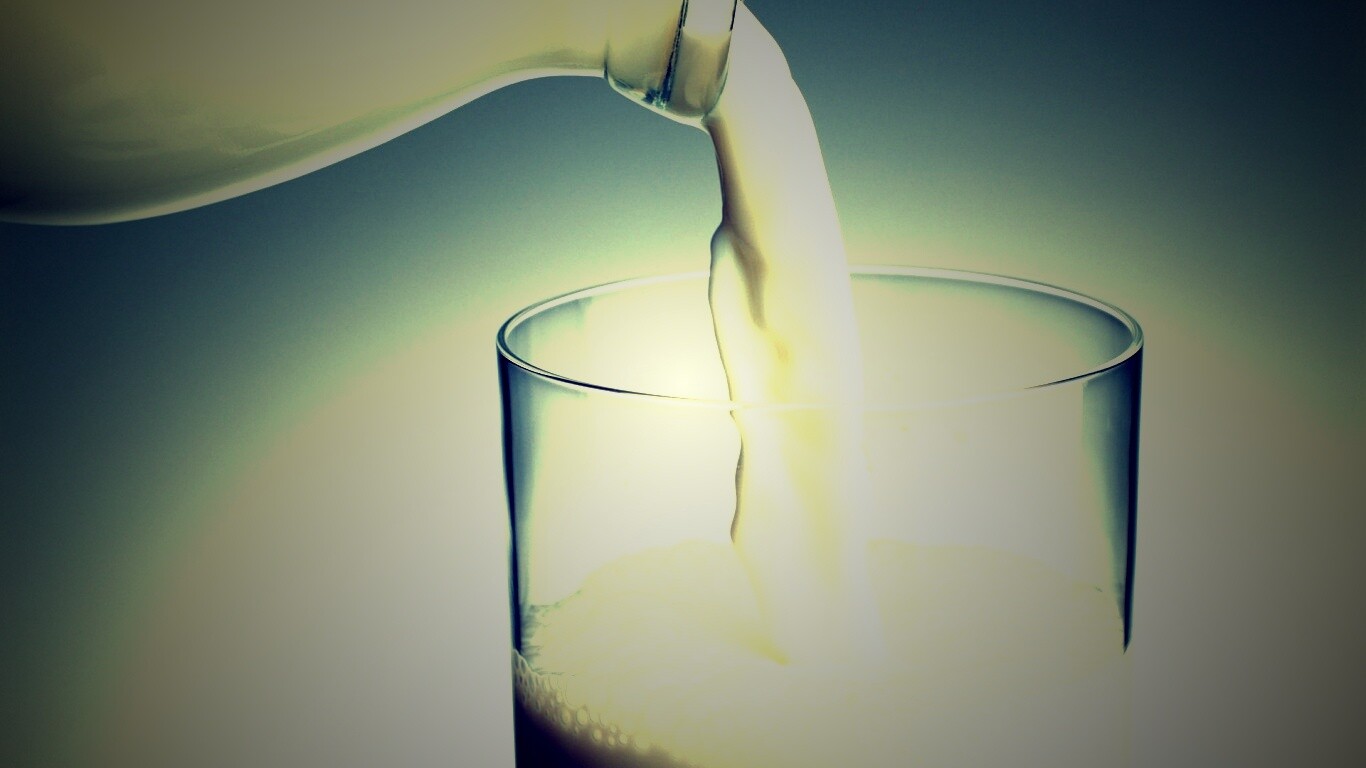 Молоко наливают в стакан обои