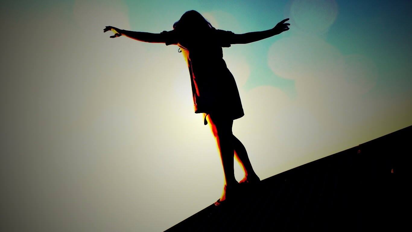 Девушка на крутой крыше обои