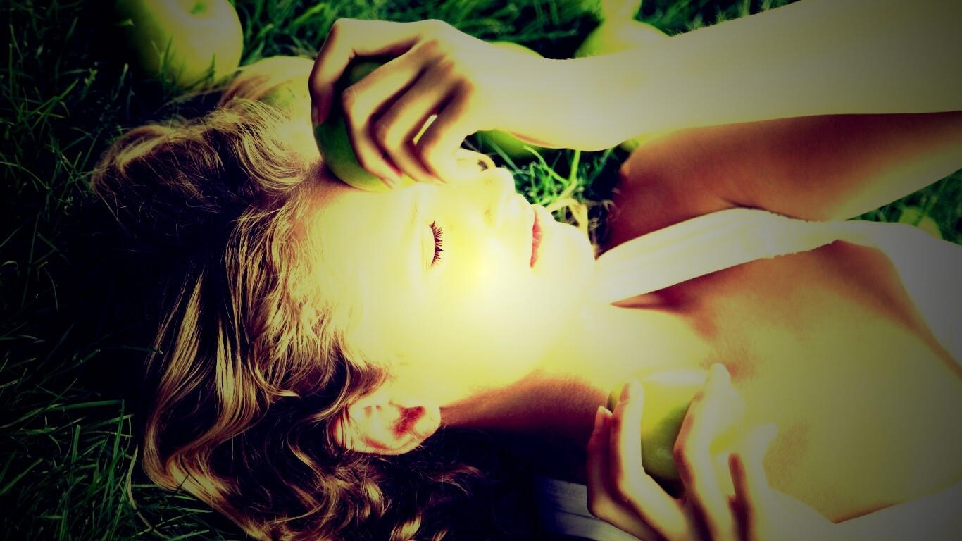 Девушка с яблоками обои